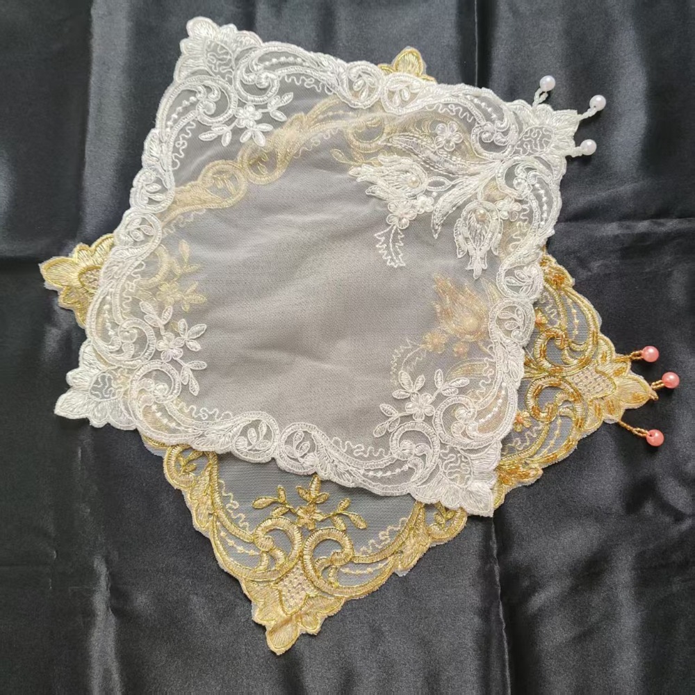 Embroidery Roses - Tovagliette Quadrate Ricamate con Rose Dorate